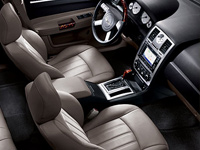 2007 ROAD & TRAVEL New Car Review: 2007 Chrysler 300 Interior - New car review, specs, photos
